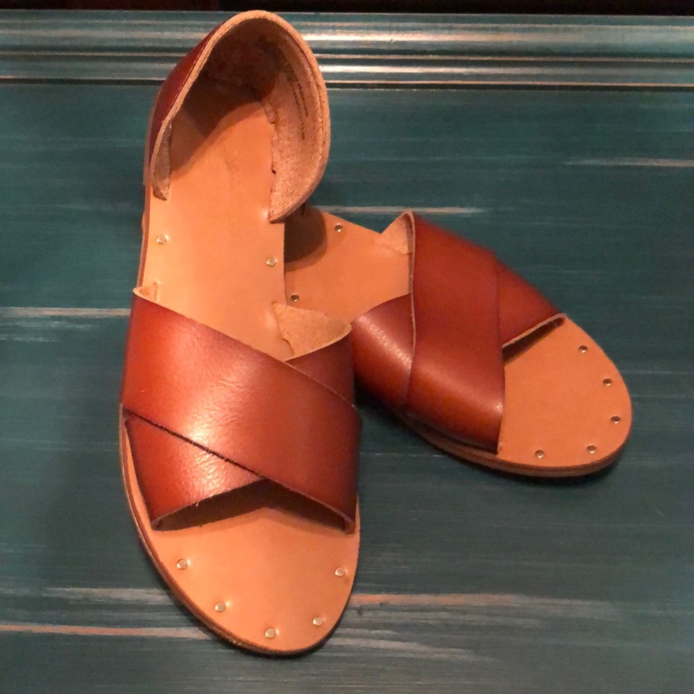 Universal Thread tan women’s sandal size 8